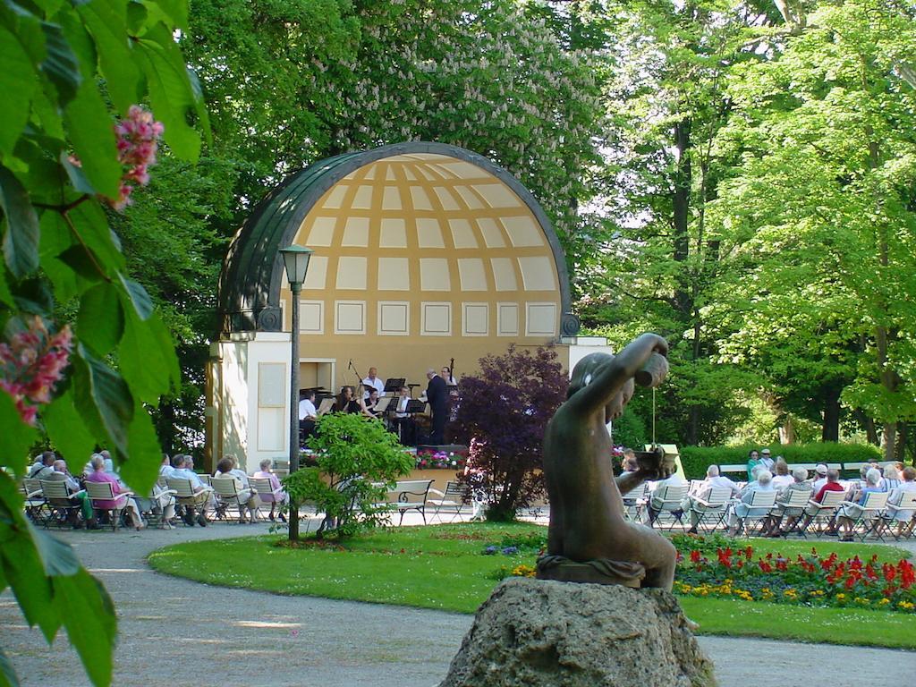 Parkhotel Zur Klause Bad Hall Exterior foto