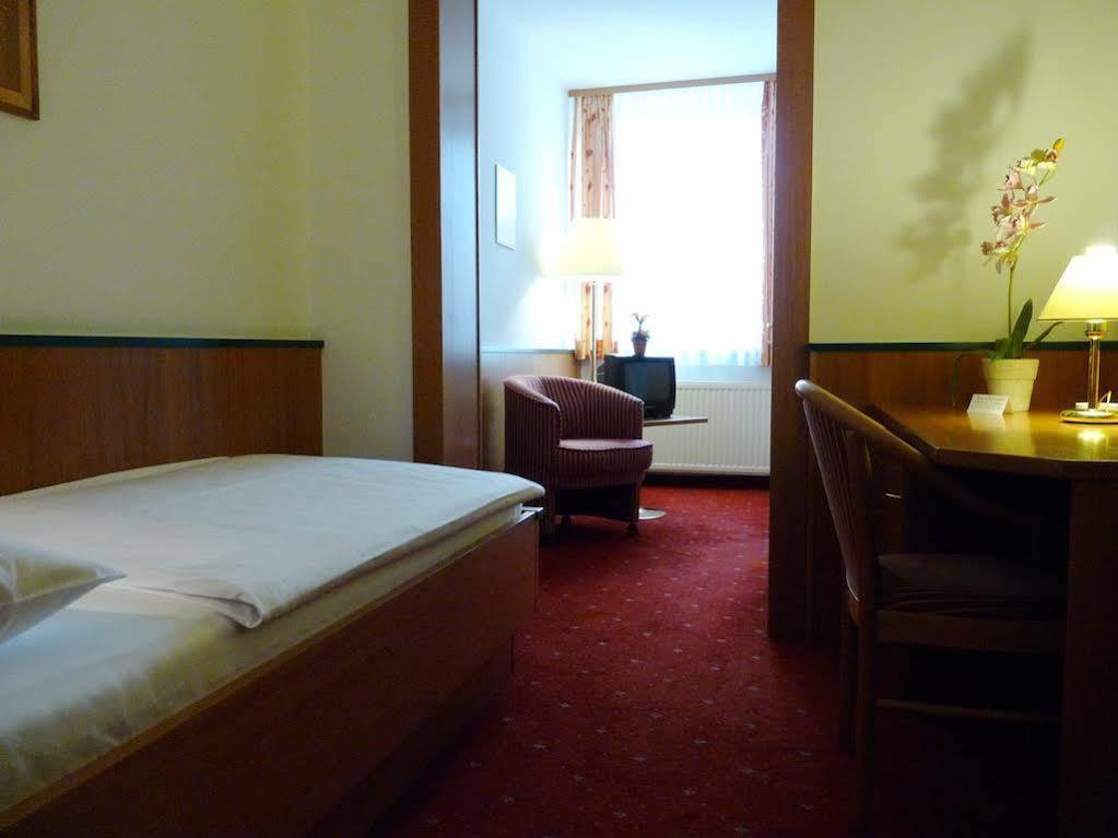 Parkhotel Zur Klause Bad Hall Exterior foto
