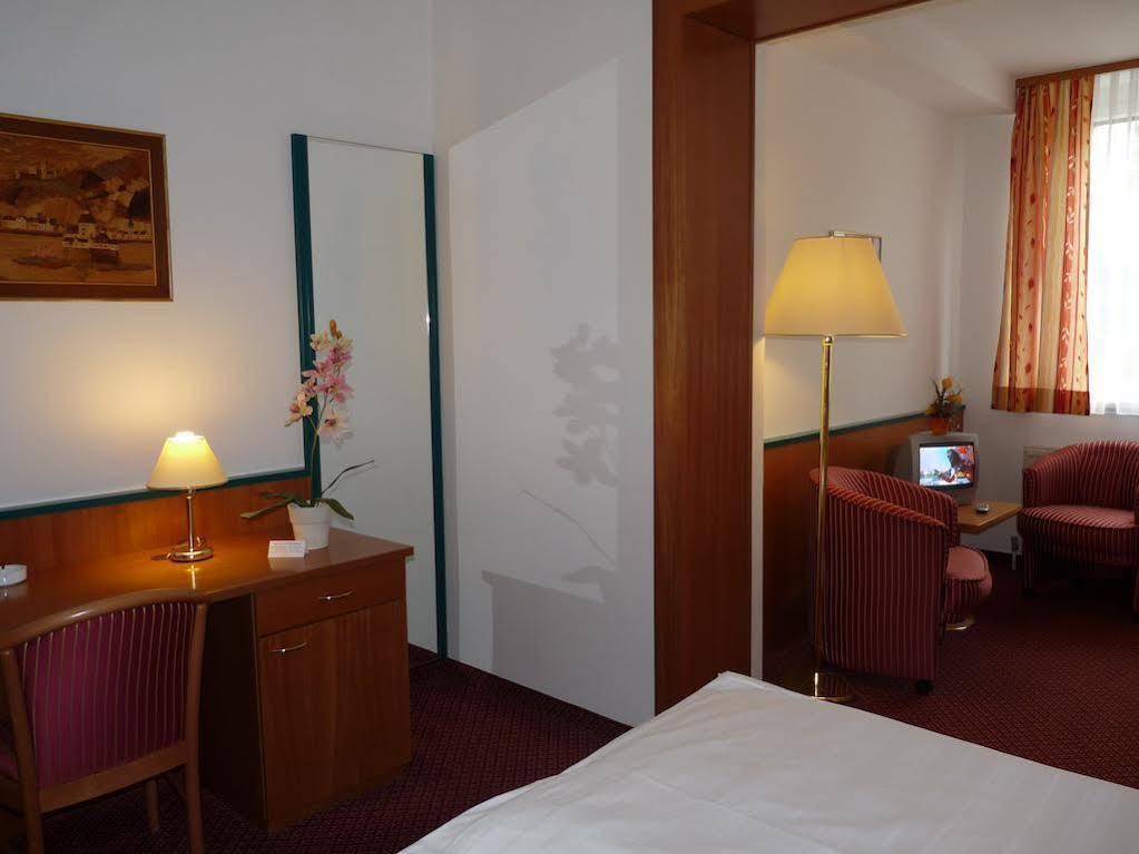 Parkhotel Zur Klause Bad Hall Exterior foto