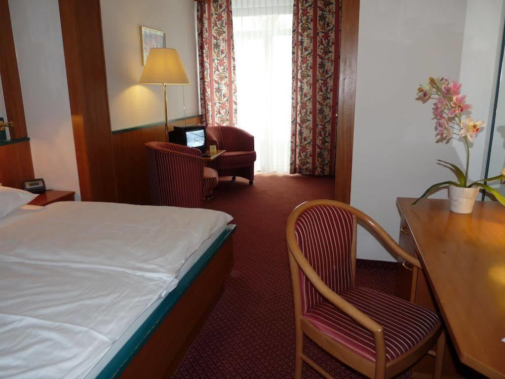 Parkhotel Zur Klause Bad Hall Exterior foto